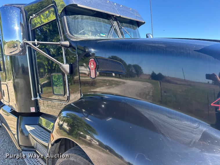 image for item FB7351 2017 Kenworth T660 semi truck