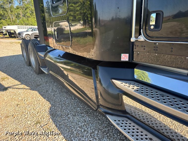 image for item FB7351 2017 Kenworth T660 semi truck