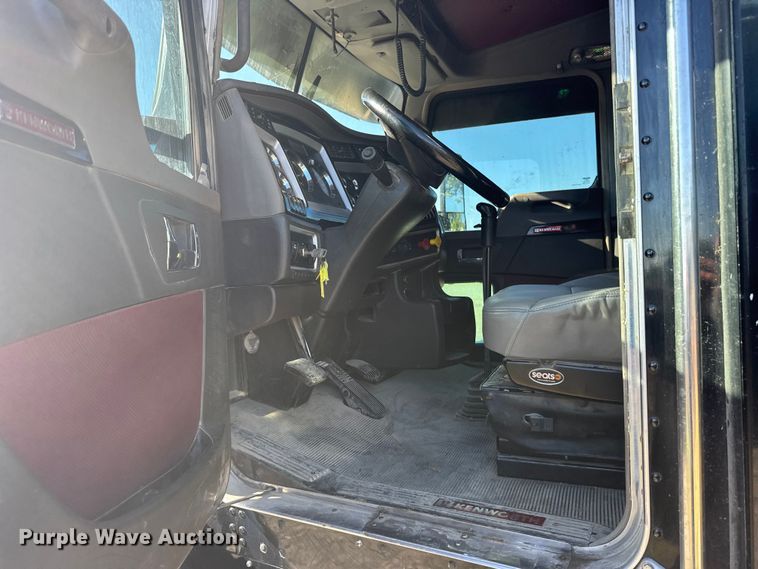 image for item FB7351 2017 Kenworth T660 semi truck