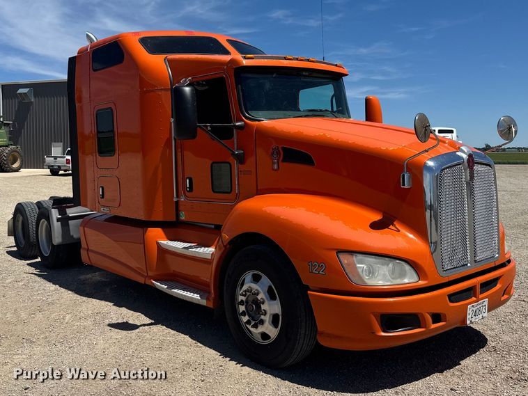 image for item FB7357 2014 Kenworth T660 semi truck