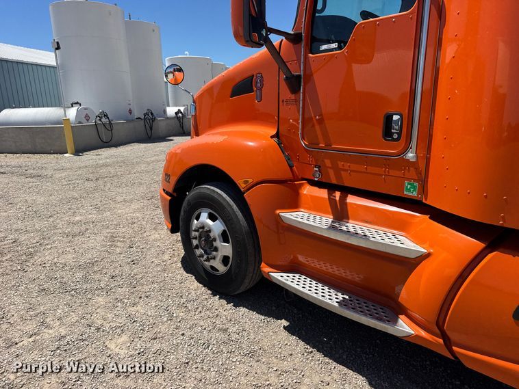 image for item FB7357 2014 Kenworth T660 semi truck