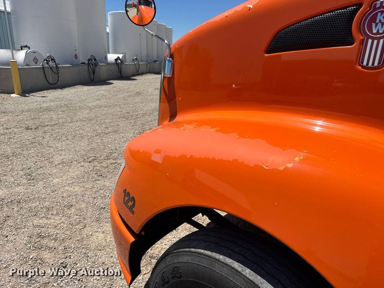 image for item FB7357 2014 Kenworth T660 semi truck