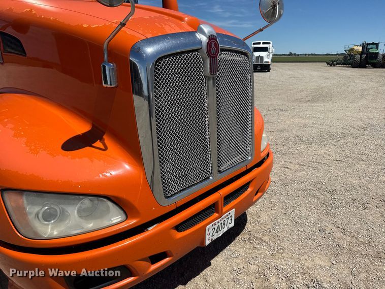 image for item FB7357 2014 Kenworth T660 semi truck