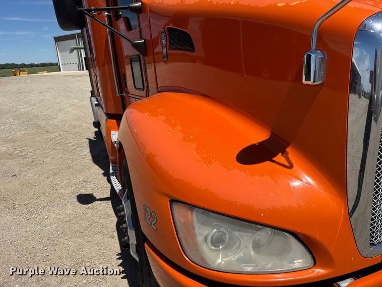 image for item FB7357 2014 Kenworth T660 semi truck