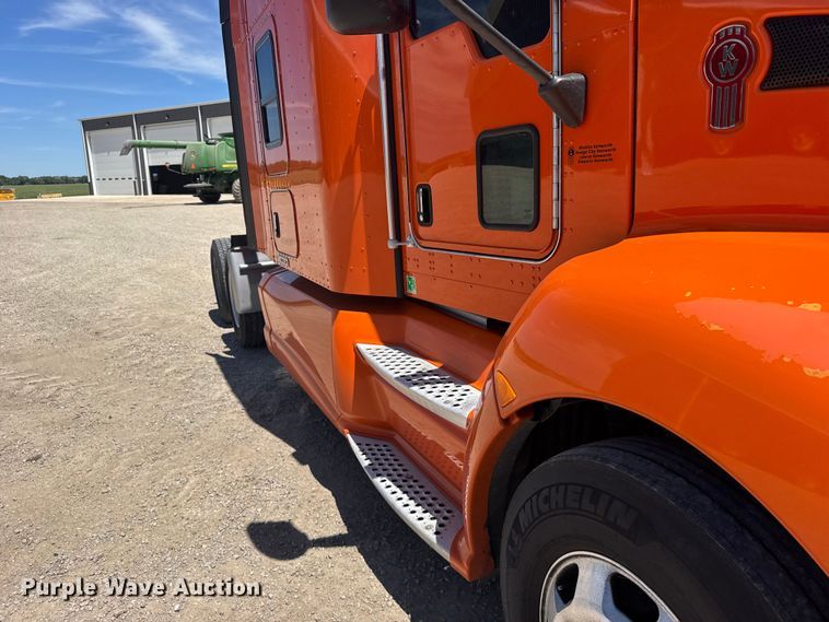 image for item FB7357 2014 Kenworth T660 semi truck