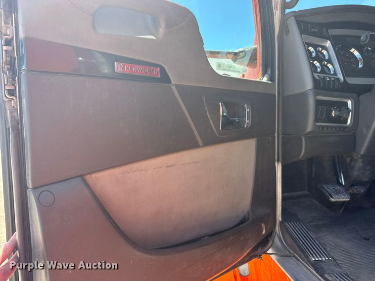 image for item FB7357 2014 Kenworth T660 semi truck