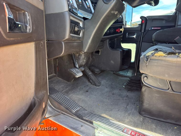 image for item FB7357 2014 Kenworth T660 semi truck