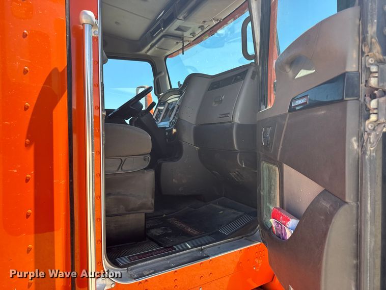 image for item FB7357 2014 Kenworth T660 semi truck