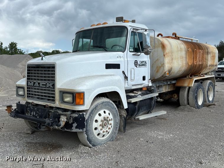 image for item FC5654 1999 Mack CH613 water truck