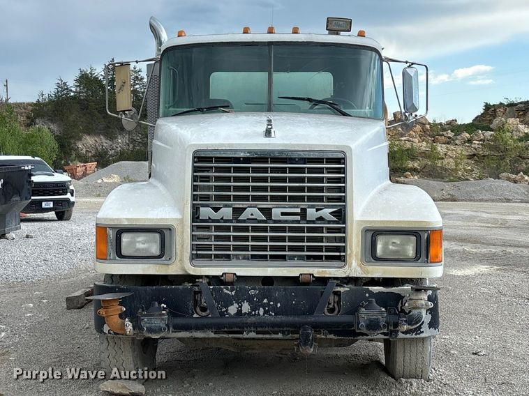 image for item FC5654 1999 Mack CH613 water truck