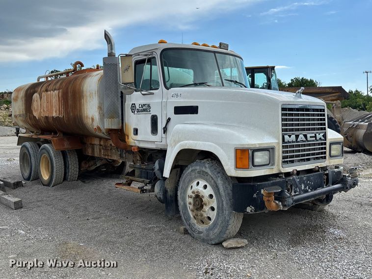 image for item FC5654 1999 Mack CH613 water truck