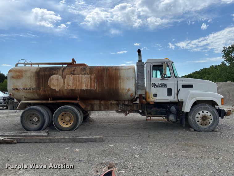 image for item FC5654 1999 Mack CH613 water truck