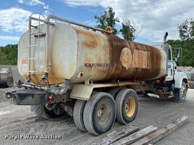 image for item FC5654 1999 Mack CH613 water truck