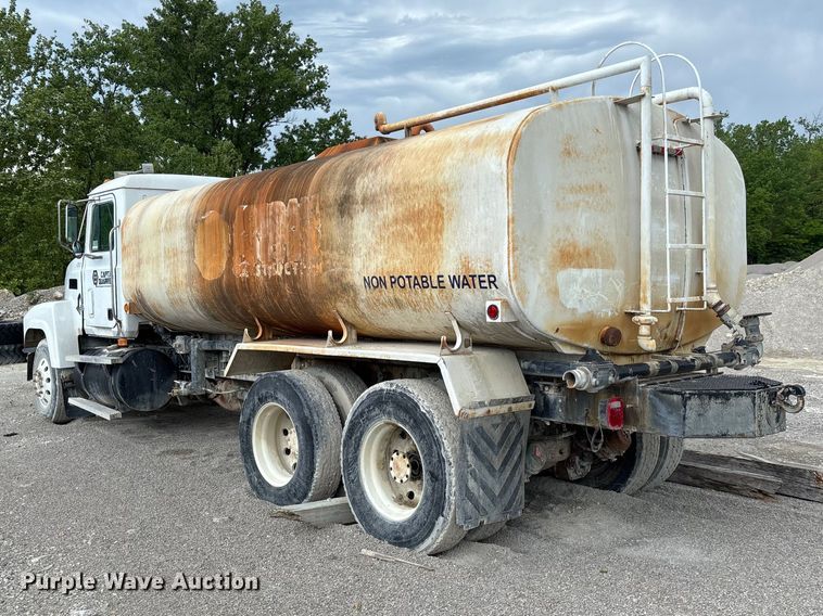image for item FC5654 1999 Mack CH613 water truck