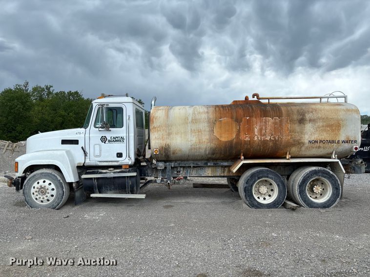 image for item FC5654 1999 Mack CH613 water truck