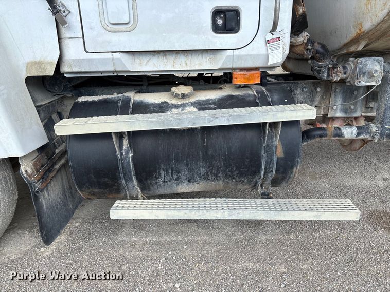 image for item FC5654 1999 Mack CH613 water truck