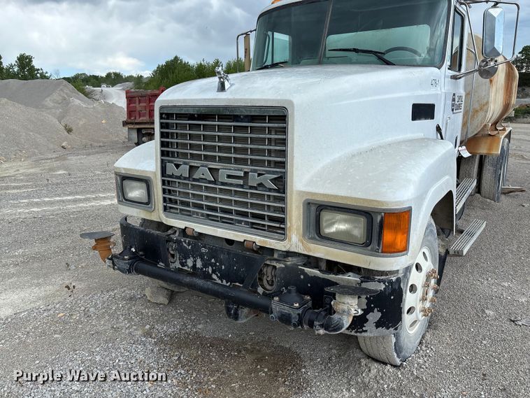 image for item FC5654 1999 Mack CH613 water truck