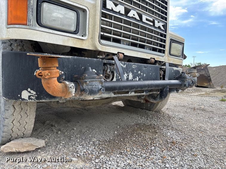image for item FC5654 1999 Mack CH613 water truck