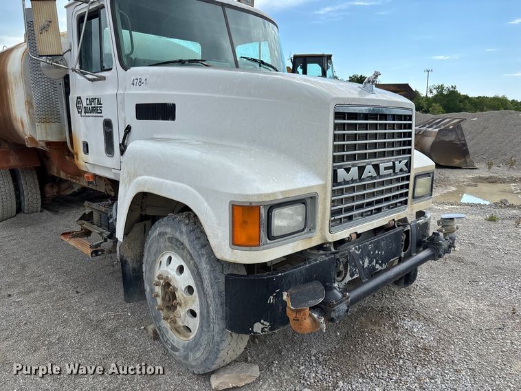 image for item FC5654 1999 Mack CH613 water truck