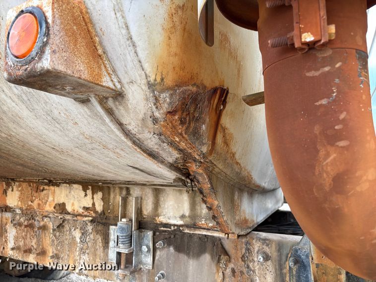 image for item FC5654 1999 Mack CH613 water truck