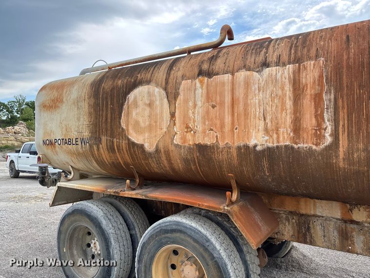 image for item FC5654 1999 Mack CH613 water truck