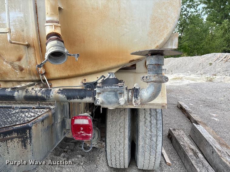 image for item FC5654 1999 Mack CH613 water truck