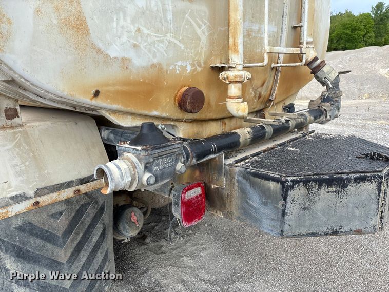 image for item FC5654 1999 Mack CH613 water truck