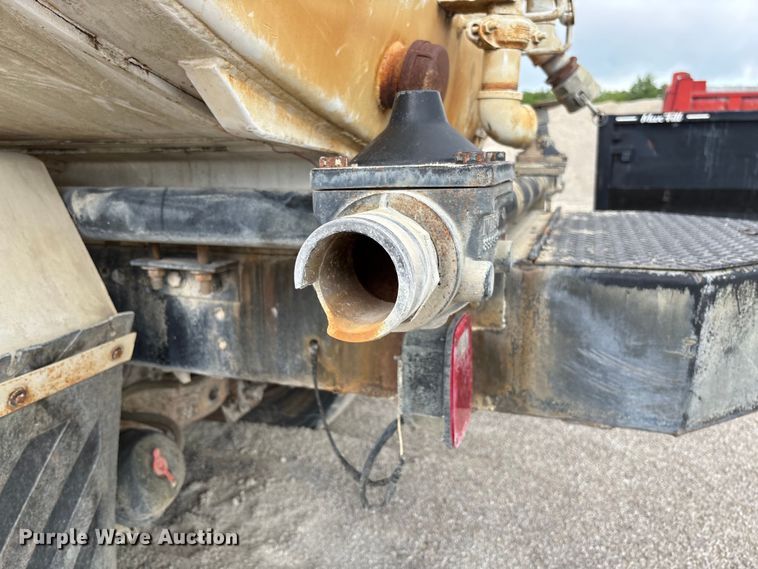 image for item FC5654 1999 Mack CH613 water truck
