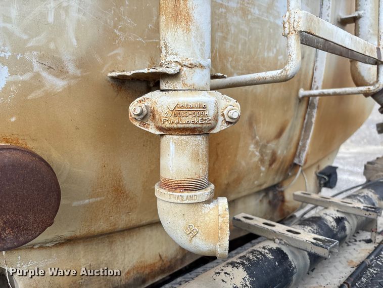 image for item FC5654 1999 Mack CH613 water truck