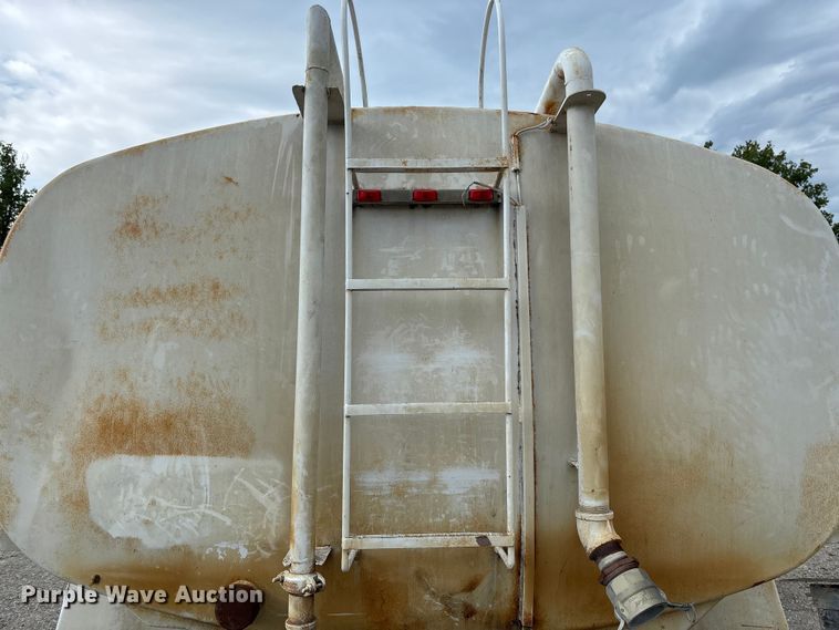 image for item FC5654 1999 Mack CH613 water truck