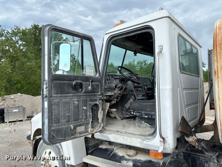 image for item FC5654 1999 Mack CH613 water truck