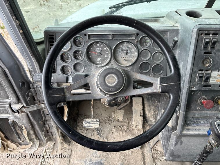 image for item FC5654 1999 Mack CH613 water truck