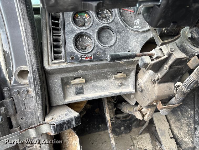 image for item FC5654 1999 Mack CH613 water truck