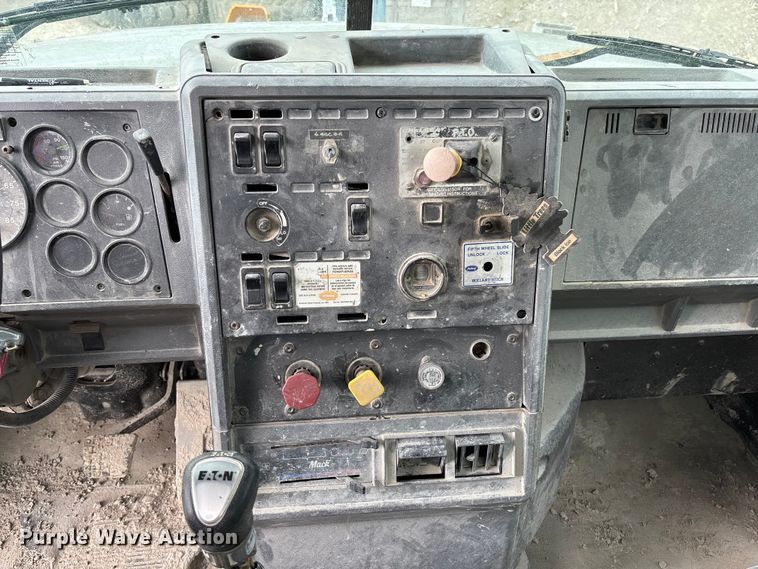 image for item FC5654 1999 Mack CH613 water truck