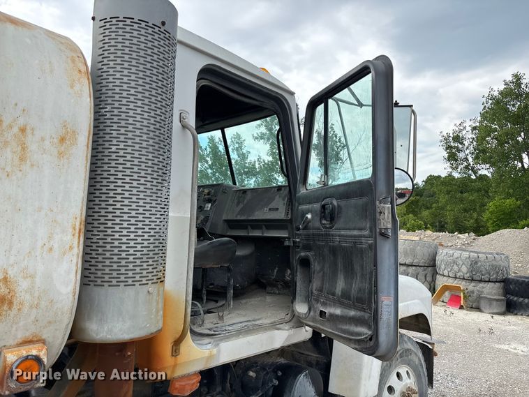 image for item FC5654 1999 Mack CH613 water truck