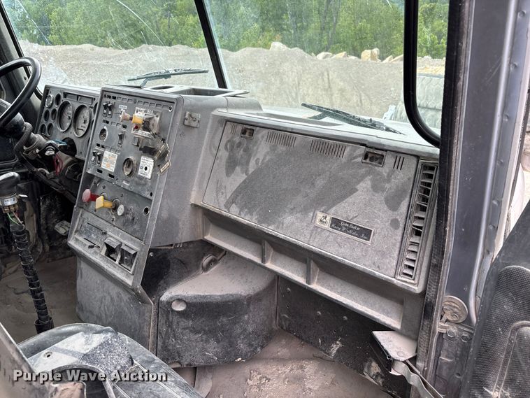 image for item FC5654 1999 Mack CH613 water truck