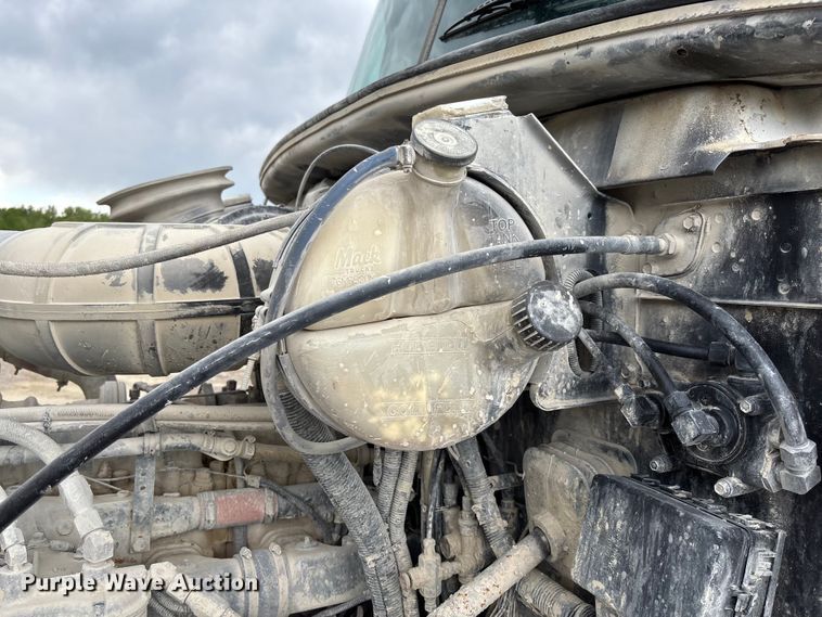 image for item FC5654 1999 Mack CH613 water truck