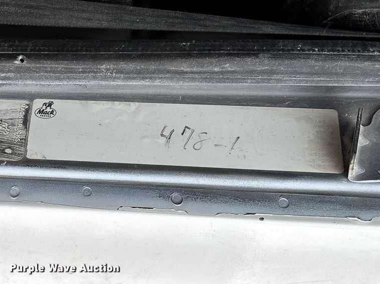 image for item FC5654 1999 Mack CH613 water truck