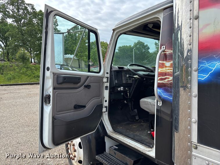 image for item FC5673 2000 International 4700 box truck
