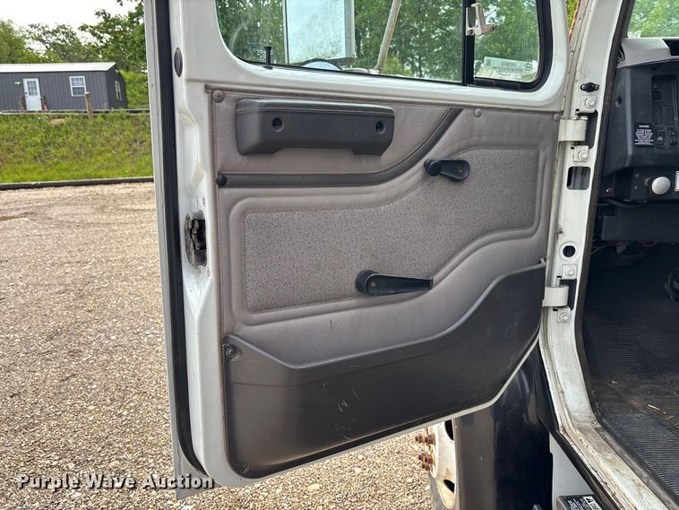 image for item FC5673 2000 International 4700 box truck