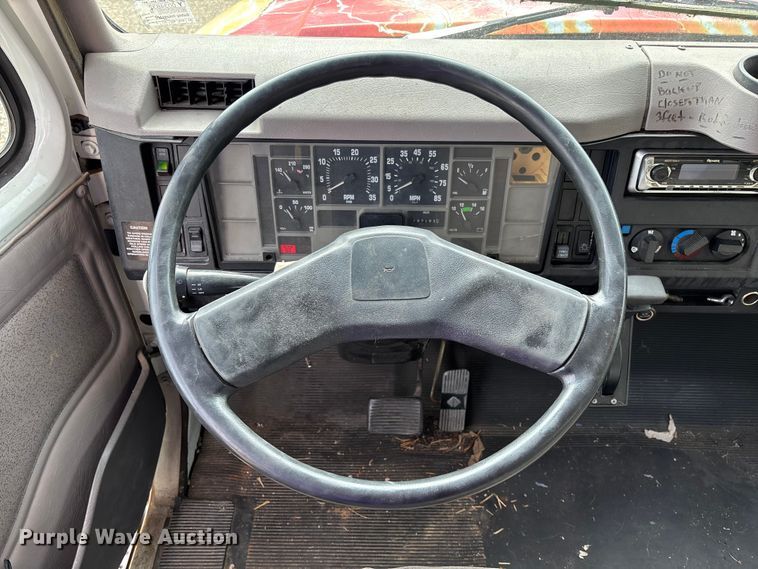 image for item FC5673 2000 International 4700 box truck