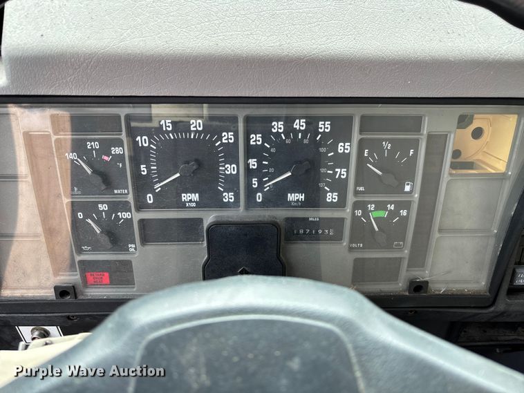 image for item FC5673 2000 International 4700 box truck