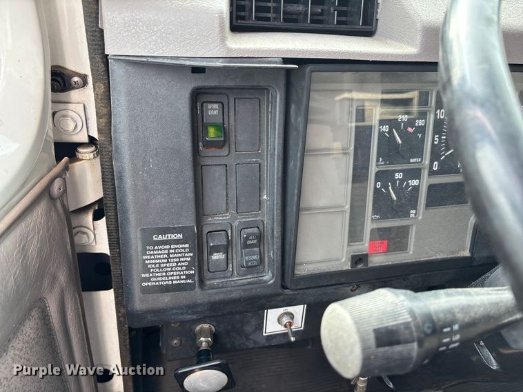 image for item FC5673 2000 International 4700 box truck