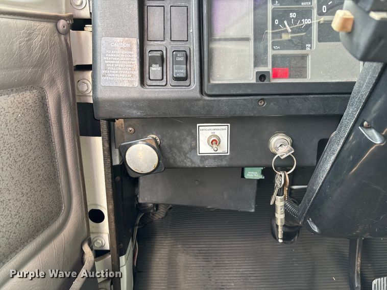 image for item FC5673 2000 International 4700 box truck