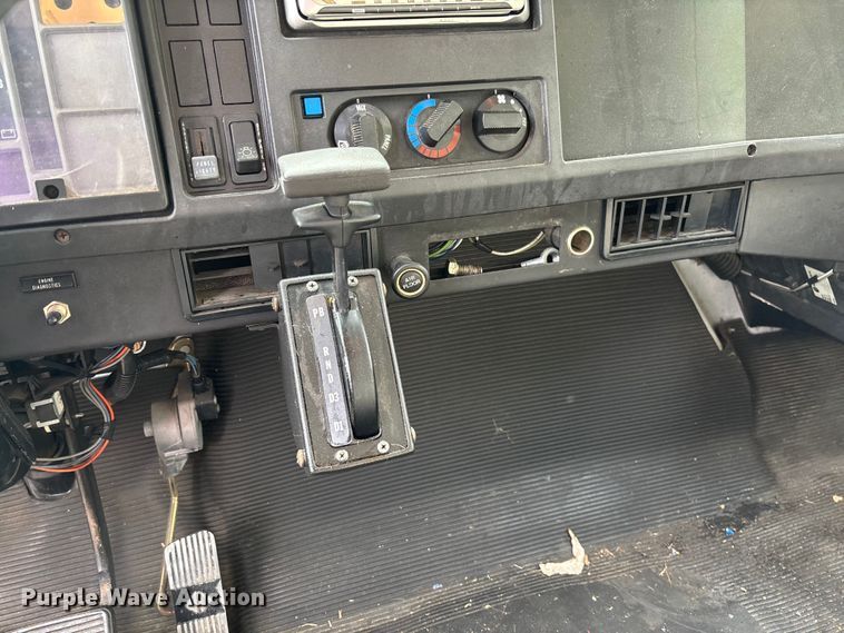 image for item FC5673 2000 International 4700 box truck