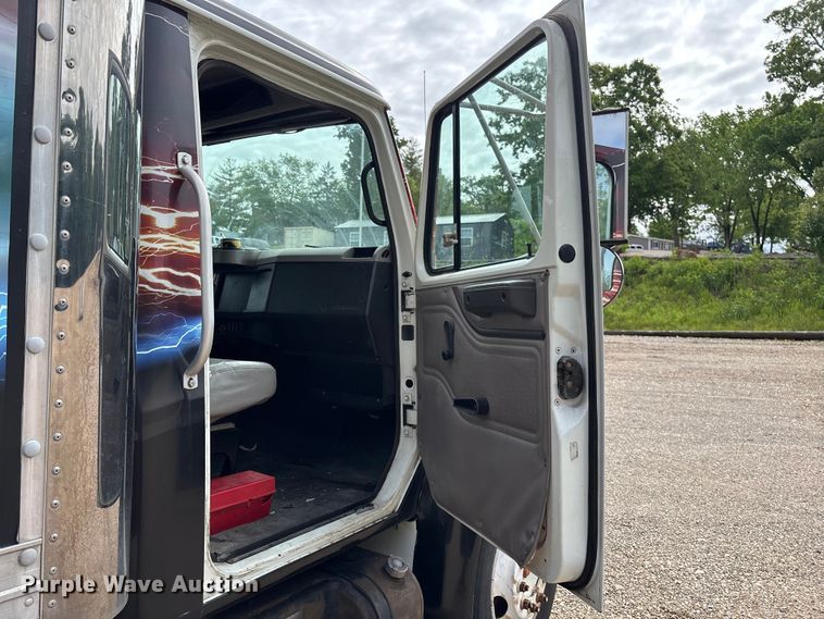 image for item FC5673 2000 International 4700 box truck