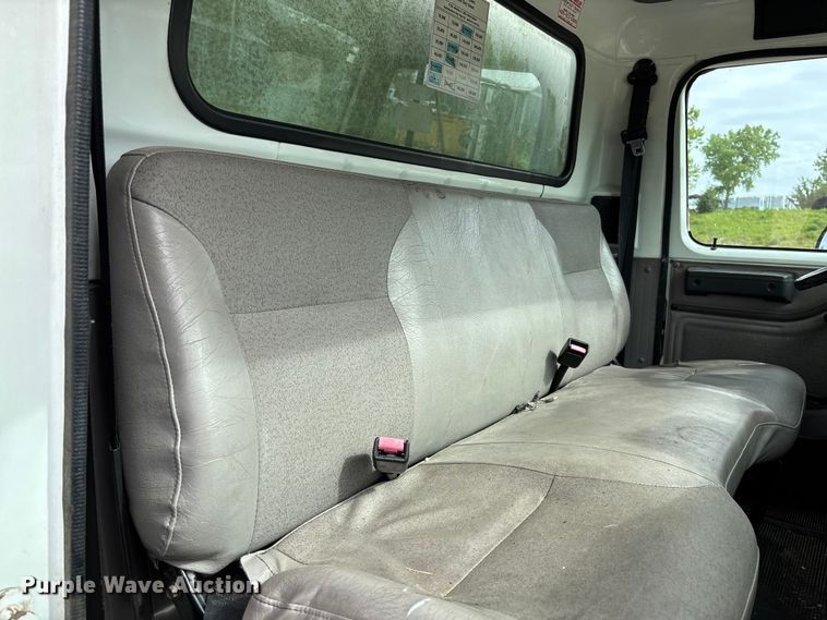 image for item FC5673 2000 International 4700 box truck