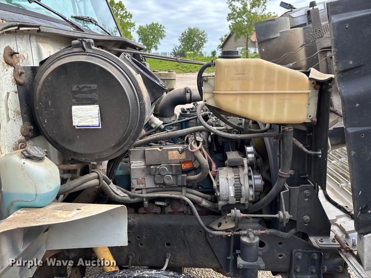 image for item FC5673 2000 International 4700 box truck