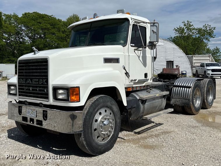 image for item FC5678 2001 Mack CH613 semi truck