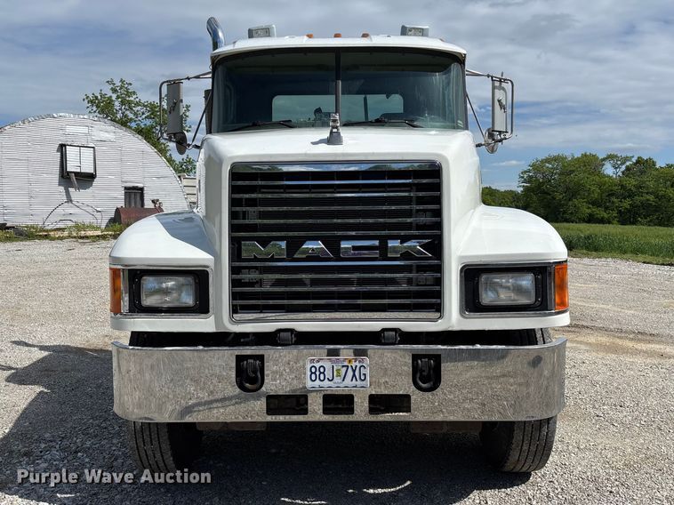 image for item FC5678 2001 Mack CH613 semi truck